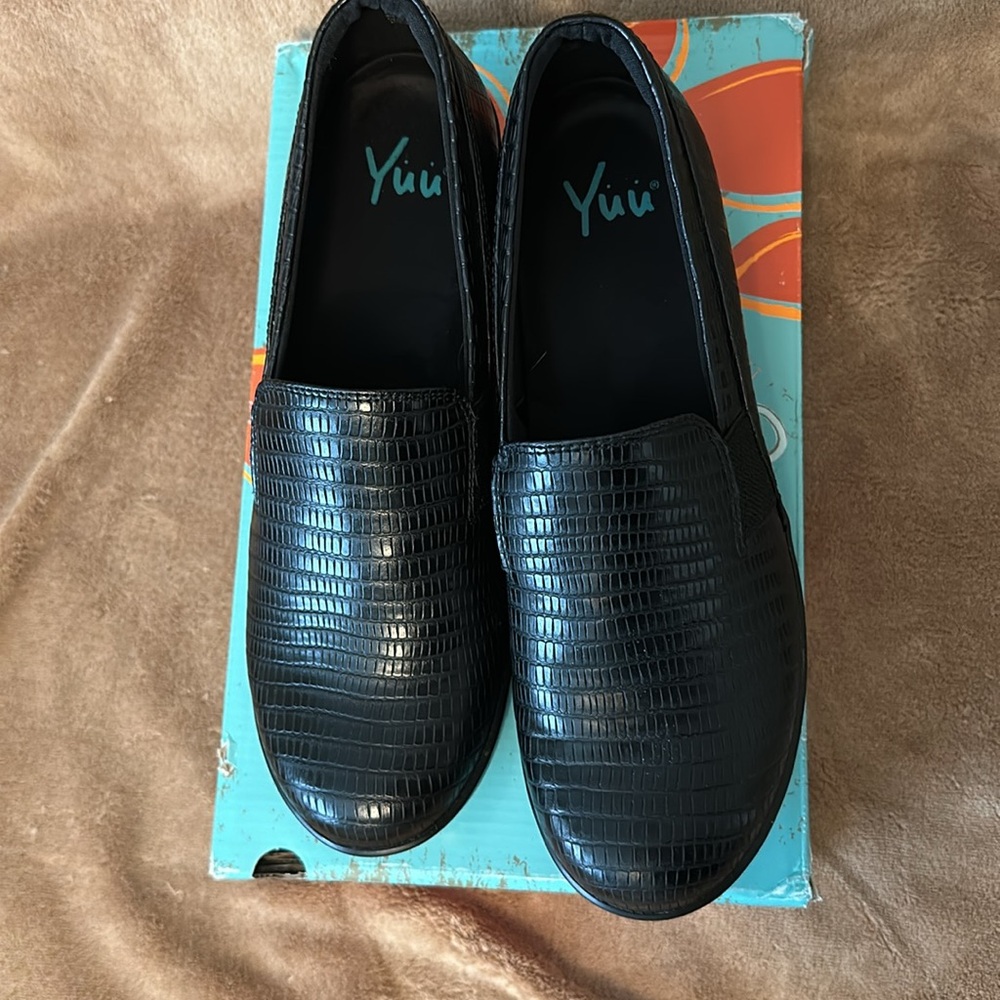 Like NEW Yuu slip on shoes Sz 9M - Picture 4 of 4